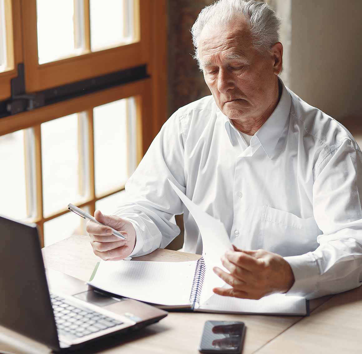 Empresario revisando documentos contables y su calendario tributario con apoyo de RIO Consultores