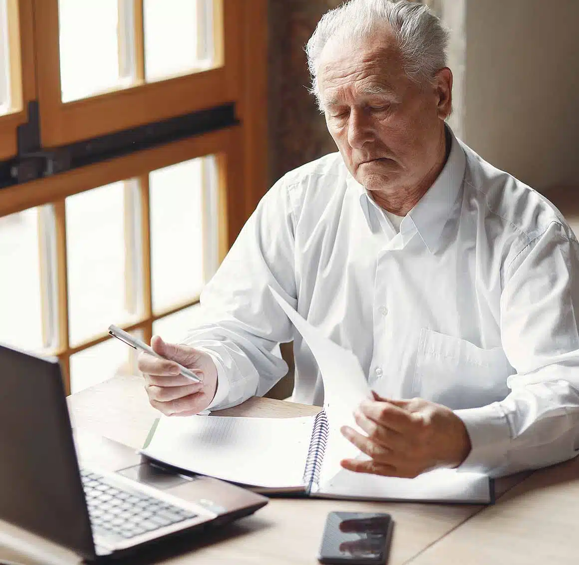 Service portfolio Empresario revisando documentos contables y su calendario tributario con apoyo de RIO Consultores